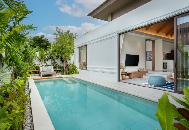 Trang trí mặt tiền nhà cấp 4 hiện đại với hồ bơi xanh mát