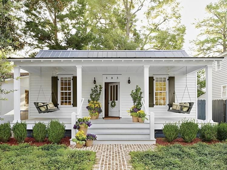 Không gian sân vườn được trồng nhiều loại cây xanh khác nhau