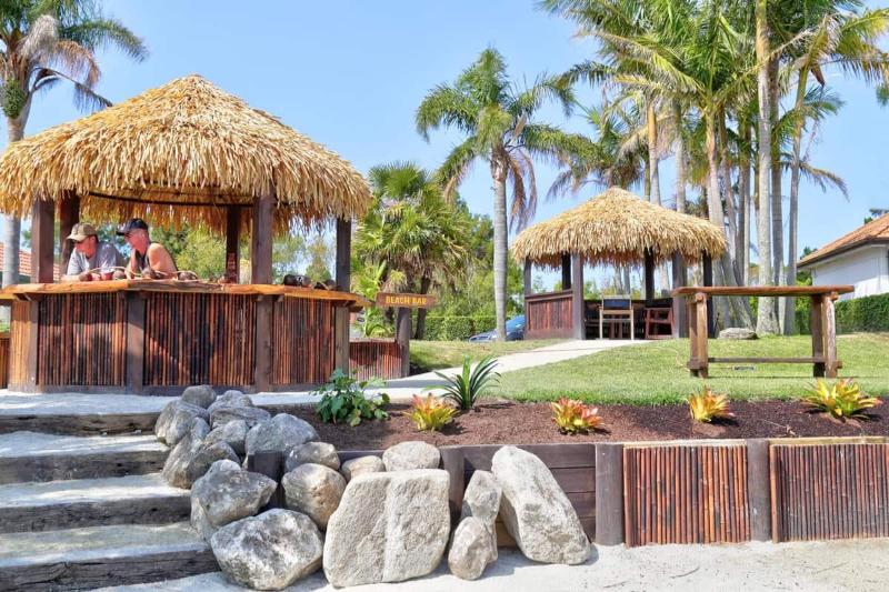 Nhà lá làm quán cafe đầy ấn tượng