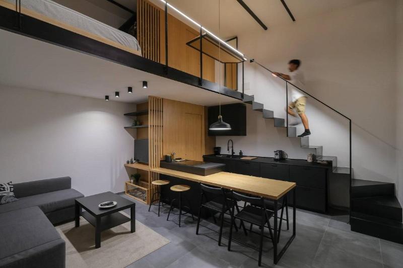 Mẫu nhà ống 3 tầng có gác lửng làm phòng ngủ tone màu trầm