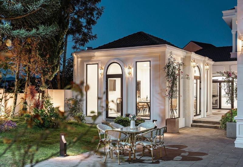 Khu vực mặt tiền biệt thự 1 tầng sử dụng kính trong suốt, giúp tăng khả năng lấy sáng