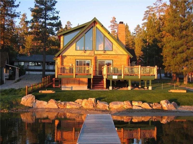 Mẫu nhà cấp 4 sân vườn bằng gỗ phù hợp với những loại cây nhỏ, tán lá thấp