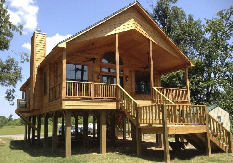 Mẫu nhà sàn gỗ sân vườn sở hữu nét đẹp mộc mạc đậm chất làng quê