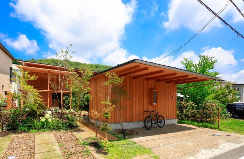 Mẫu nhà sàn gỗ có sân vườn mang đến không gian sống cực kỳ lý tưởng