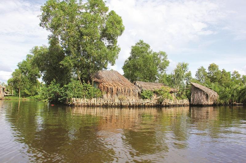 Mẫu nhà lá ở cạnh sông sẽ sử dụng những chất liệu lá quen thuộc để làm nhà