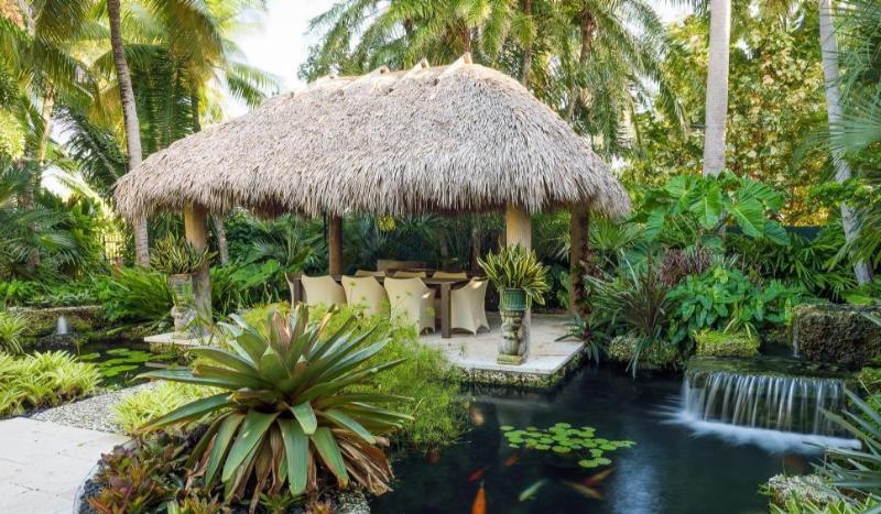 Mẫu nhà lá miền Tây với mảnh vườn nhỏ xinh để trồng cây, hoa