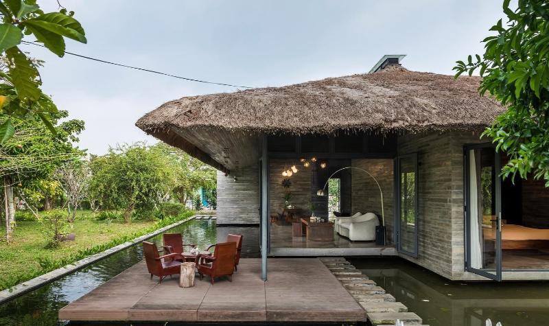 Mẫu nhà lá miền Tây trong khu nghỉ dưỡng với phần mái lá tạo nên dấu ấn mới lạ cho không gian