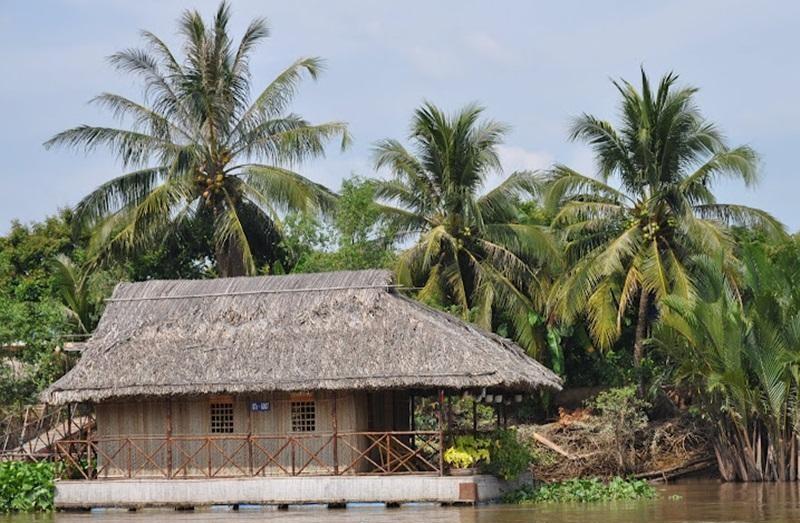 Mẫu nhà lá miền Tây trên sông rất phổ biến tại vùng sông nước