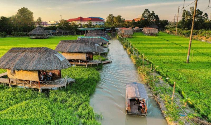 Mẫu nhà lá bên cạnh sông ở miền Tây sở hữu kết cấu chắc chắn