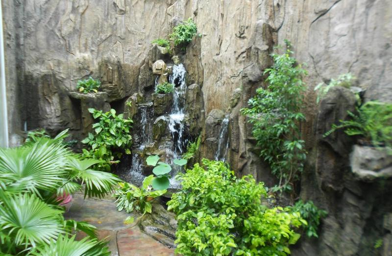 Mẫu tiểu cảnh với hòn non bộ mô phỏng cảnh núi non, thiên nhiên hùng vĩ