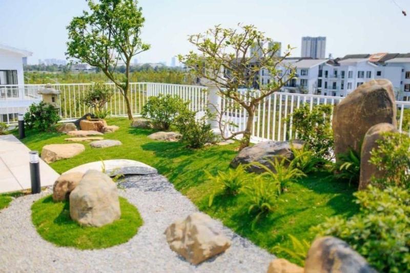 Mẫu tiểu cảnh sân vườn mini với sỏi đá hạn chế bùn đất, tăng tính thẩm mỹ cho căn nhà