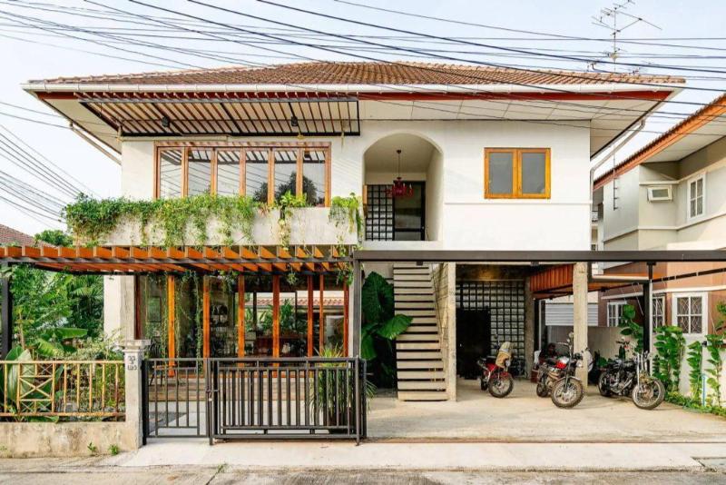 Mẫu thiết kế nhà vuông 2 tầng với mặt tiền ấn tượng