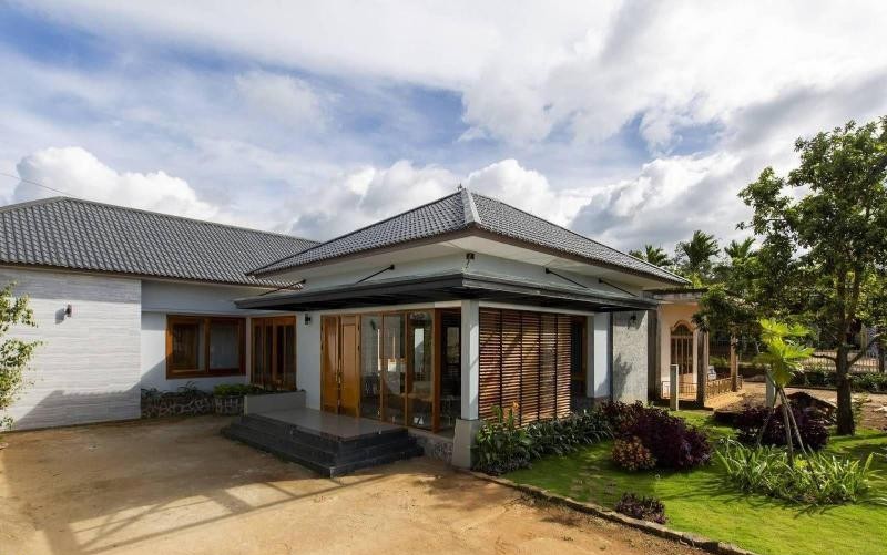 Mẫu nhà cấp 4 chữ L mái tôn có sân vườn rộng rãi, thoáng mát