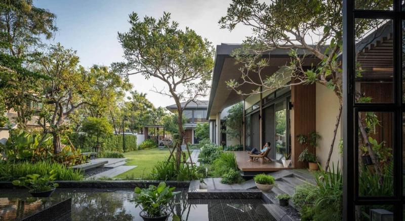 Các tiểu cảnh bằng đá và cây cảnh được điêu khắc, cắt tỉa tỉ mỉ